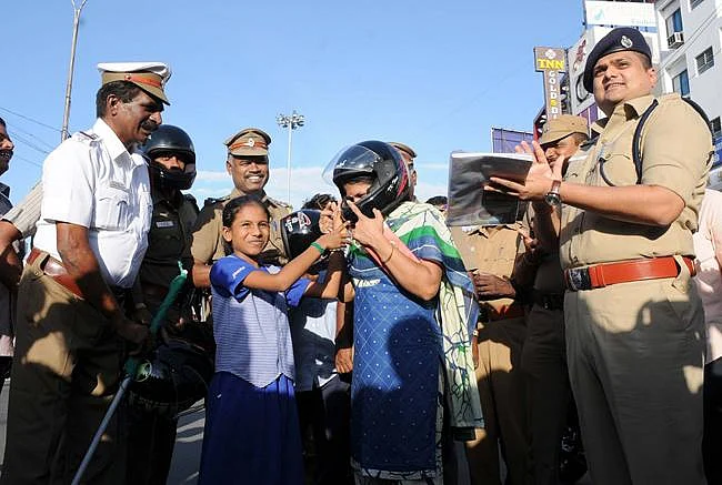`உங்கம்மாவுக்கு நீயே அறிவுரை சொல்லி ஹெல்மெட்டை மாட்டிவிடு' - கரூரைக் கலக்கும் எஸ்.பி யுக்தி
