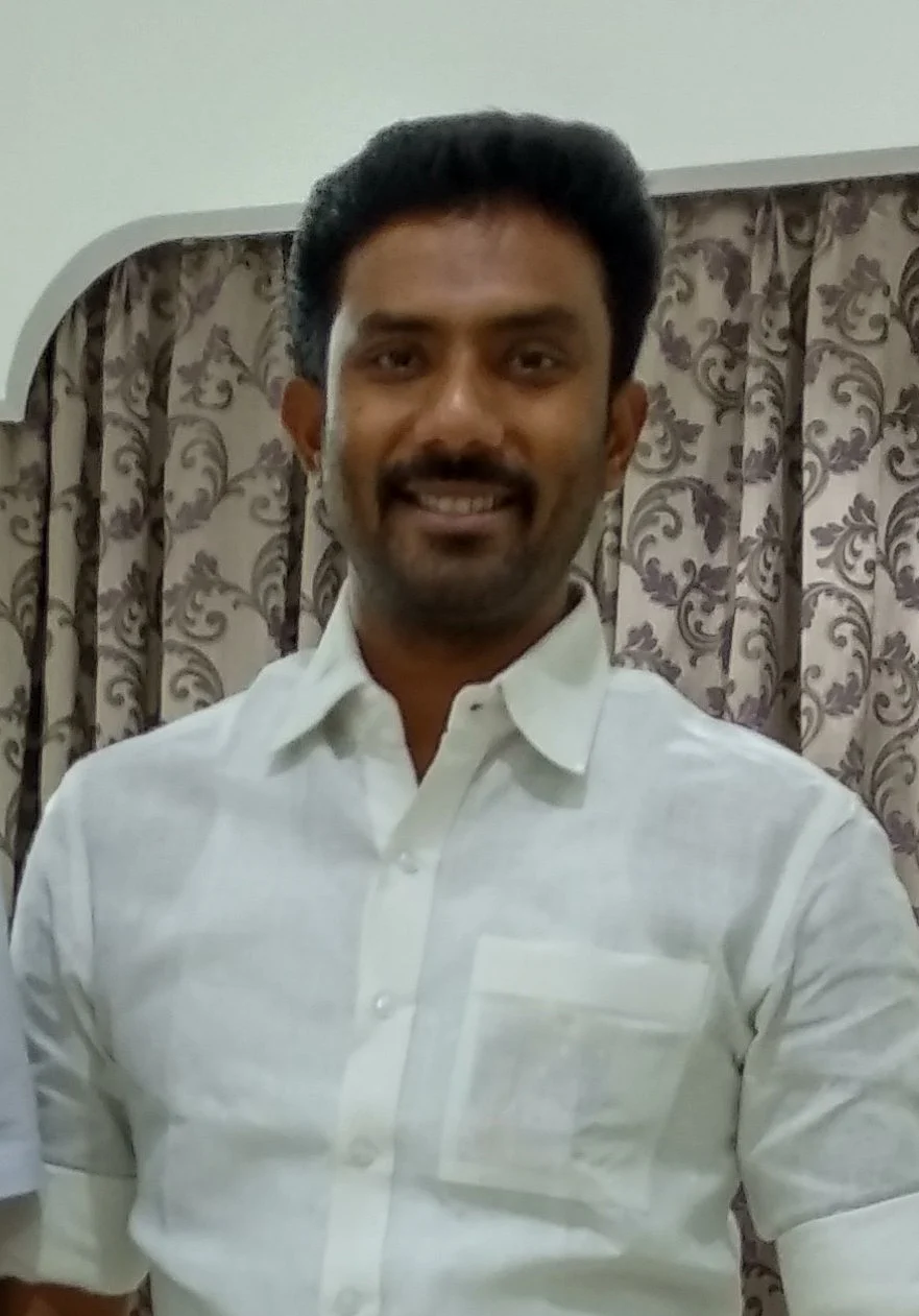 `கலங்கிய ரவீந்திரநாத்; மகிழ்ச்சியில் 'மணி' அமைச்சர்கள்!' - டெல்லியில் ஓ.பி.எஸ் ஷாக்
