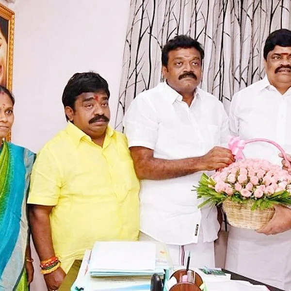 `ஒருவாரத்தில் விருதுநகர் அ.ம.மு.க முகாம் கூண்டோடு காலி!' - அ.தி.மு.க-வில் இணைந்த இன்பத்தமிழன்