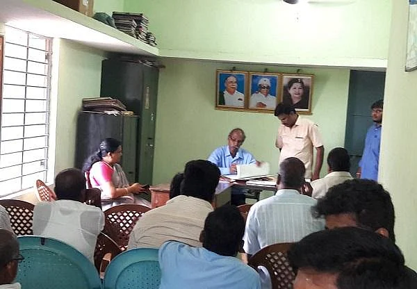 ஆற்றில் ஊற்றப்பட்ட 5,500 லிட்டர் ஆவின் பால்! - விஸ்வரூபம் எடுக்கும் ஆரணி பால் கலப்பட விவகாரம்