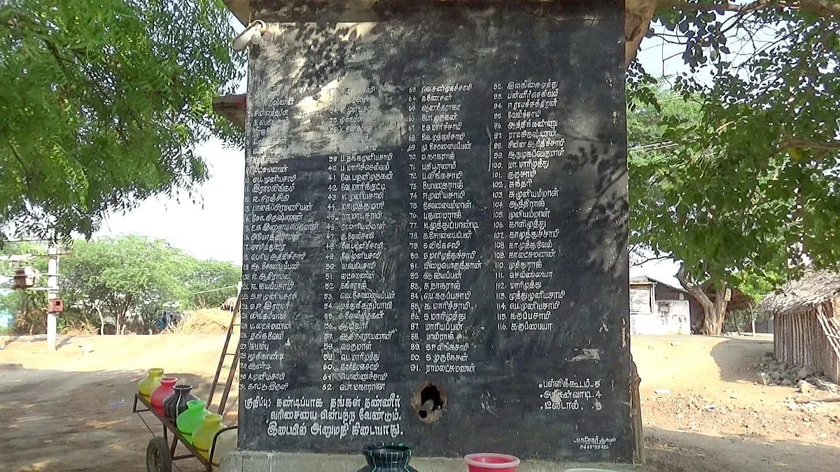 `கதவு எண், குடும்பத் தலைவரின் பெயர்!'- போர்டு வைத்து தண்ணீர் பிடிக்கும் கிராமம்
