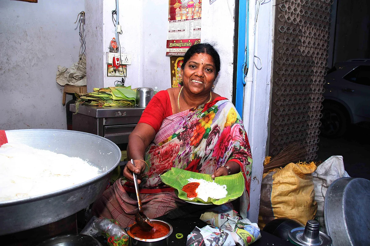 ``பர்மாவுல இருந்து விரட்டிட்டாங்க...!’’ - மதுரை பர்மா இடியாப்பக் கடை சகோதரிகளின் கதை