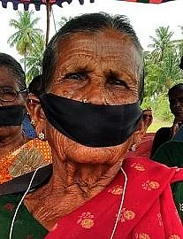 `ஆடு, மாடு, கோழி பணத்தை திங்குமா?'- எட்டு வழிச் சாலை திட்டத்தால் கொந்தளிக்கும் 80 வயசு மூதாட்டி