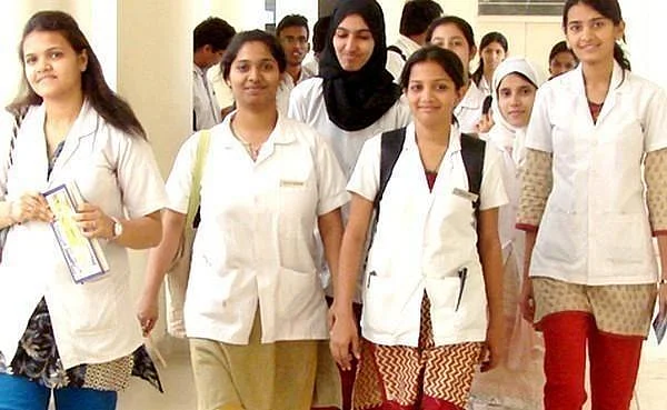 நீட் தேர்வில் வெற்றி பெற்றது 2,500 பேர்; ஆனால், 10 பேருக்கு மட்டும் சீட்! - வேதனையில் அரசுப் பள்ளி மாணவர்கள்