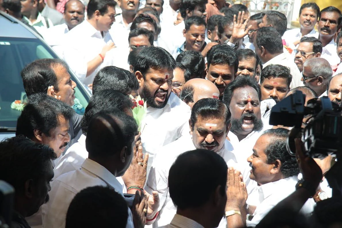 `அ.தி.மு.க பொதுச்செயலாளர் எடப்பாடியாரே?' - தலைமைக் கழகத்தை மிரளவைத்த சுவரொட்டி