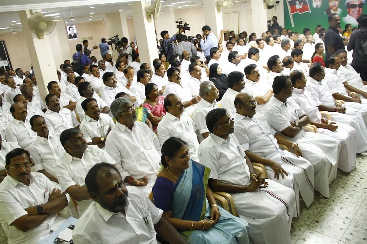 `3 இடங்களில் 1 எடப்பாடிக்கு, 2 பன்னீருக்கு!' - முடிவுக்கு வந்துவிட்டதா ஒற்றைத் தலைமை சர்ச்சை?