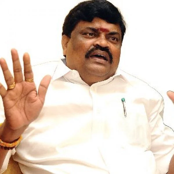 ராஜேந்திர பாலாஜியின் அதிரடிப் பேச்சுகளும்... சரவெடி சர்ச்சைகளும்!