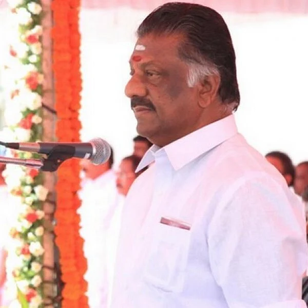 `பன்னீர்செல்வத்தைவிட எடப்பாடி பழனிசாமி மேல்!' - ஆடிட்டர் அஸ்திரத்தால் அதிரும் அ.தி.மு.க