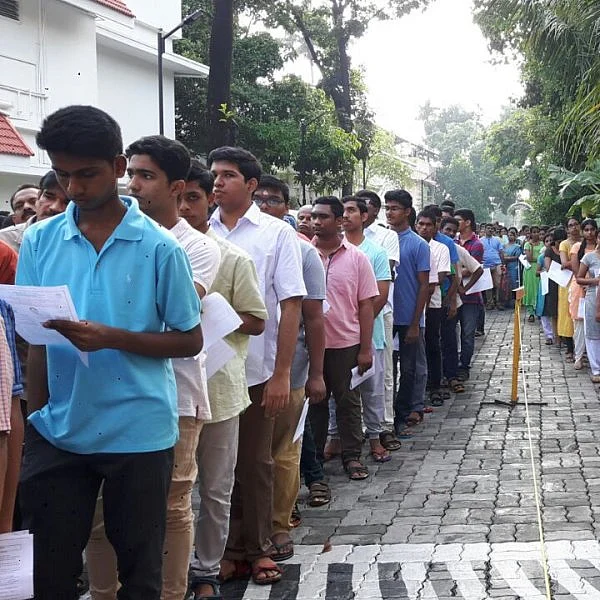 ``இனி எல்லாமே கோச்சிங் சென்டர்கள் தான்!’ - நீட் தேர்வு குறித்து கொந்தளிக்கும் சமூக ஆர்வலர்