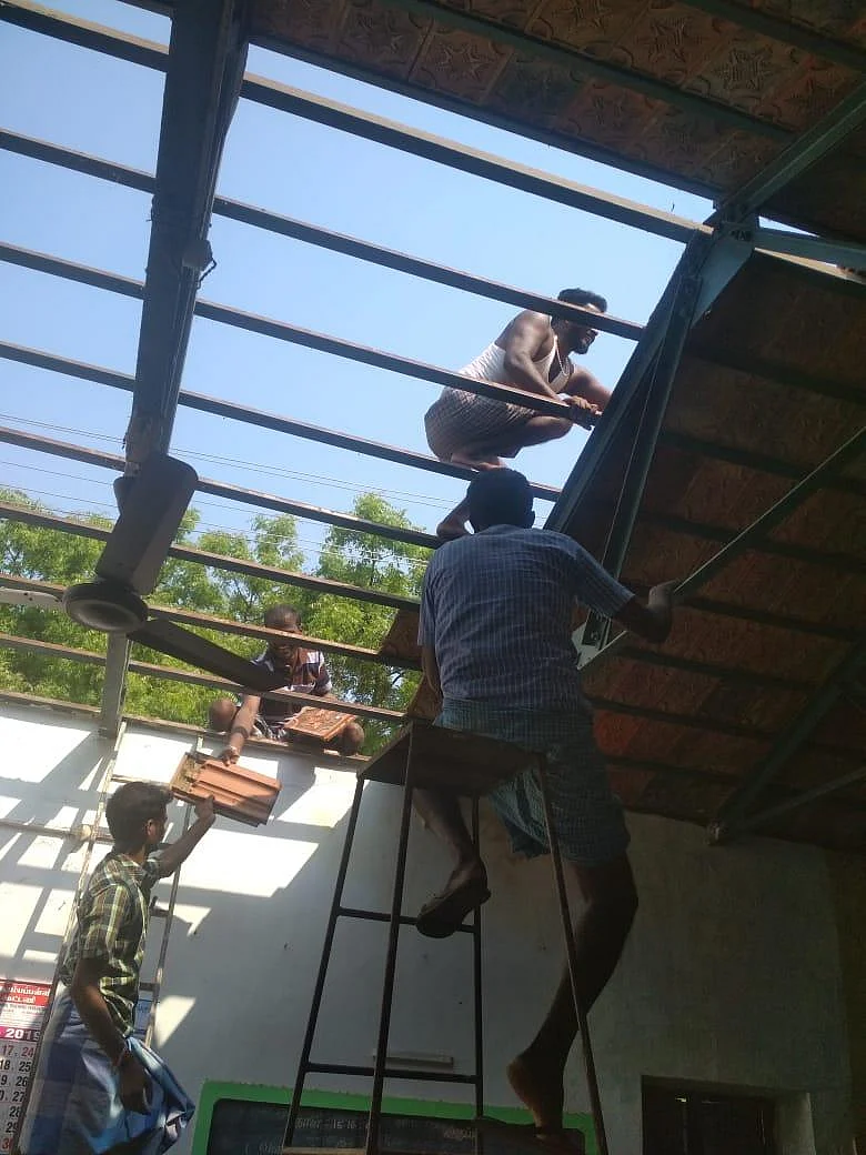 `கூரைகள் ஓட்டை; மழை வந்தால் கஷ்டம்தான்: விருதுநகர் அரசுப் பள்ளியின் 2 ஆண்டு அவலத்தை சரி செய்த இளைஞர்கள்