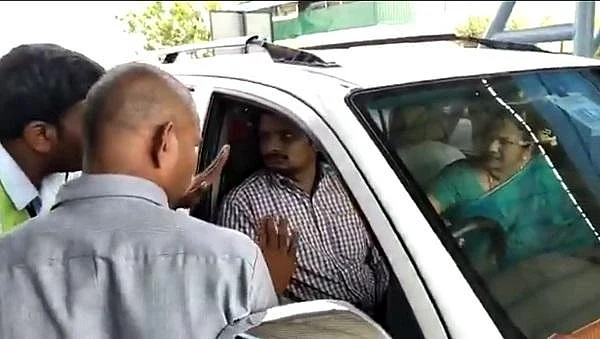 ‘ஸ்டிக்கருக்கெல்லாம் இலவசம் கிடையாது மேடம்’ - அமைச்சரின் மனைவியை வெளுத்து வாங்கிய சுங்கச்சாவடி ஊழியர்