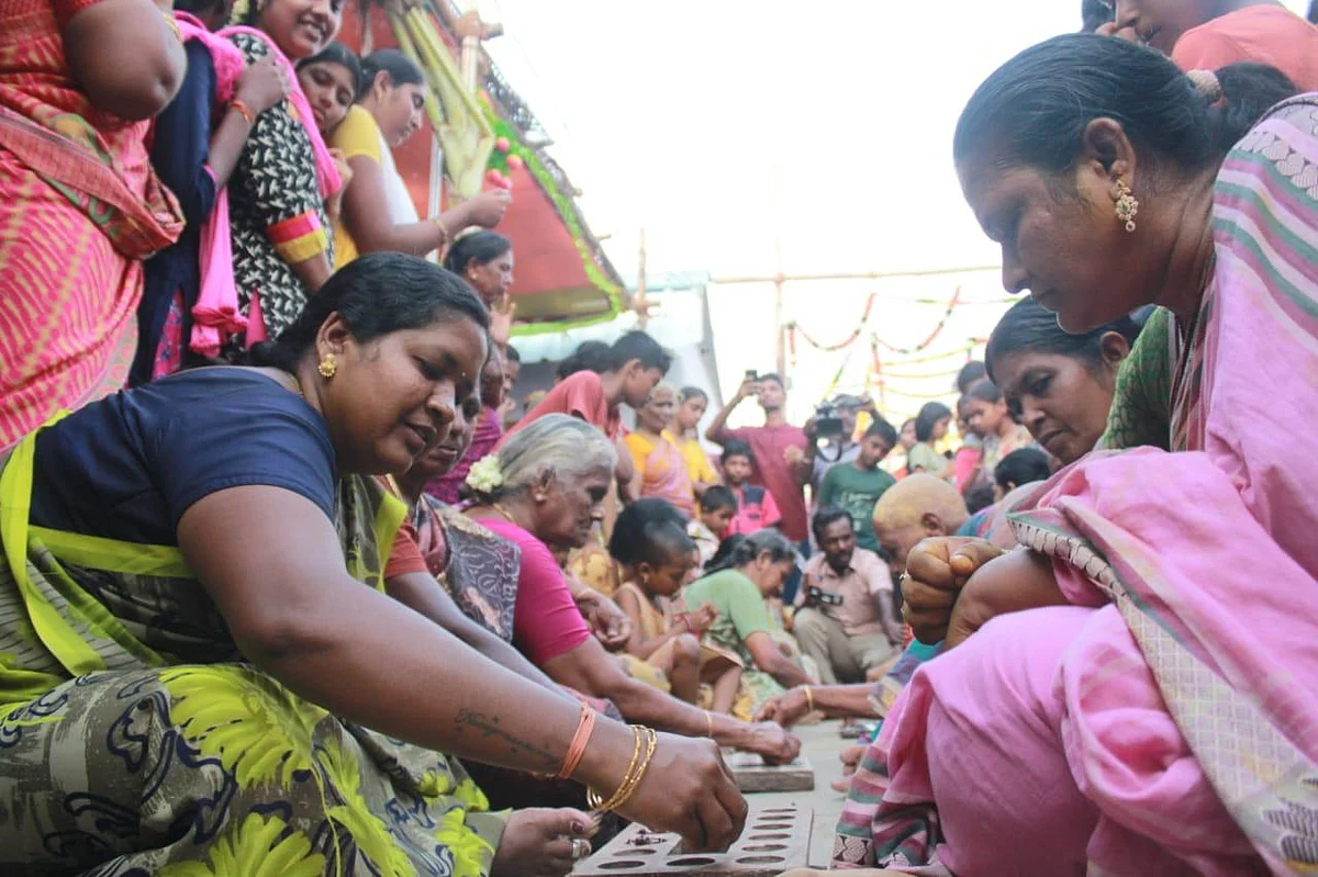 `நீங்கதான் தூக்கணுமா; நாங்களும் தூக்குவோம்!'- இளவட்டக்கல்லை தூக்க களமிறங்கிய கிராமத்துப் பெண்கள்