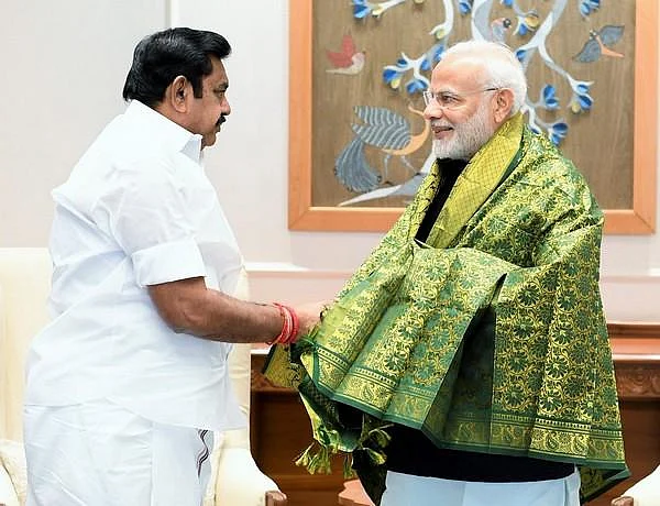 ` ஓ.பி.எஸ் மகனுக்குக் கொடுத்தால் கட்சி பிளவுபடும்!' - எடப்பாடி பழனிசாமி முன்னிறுத்தும் 2 பேர்