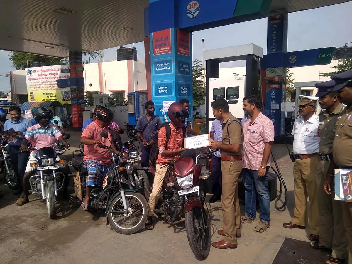 ``பெட்ரோலுக்கு ஹெல்மெட் கட்டாயம்!” - அமலுக்கு வந்த `விபத்தில்லா திருச்செந்தூர்’ திட்டம்