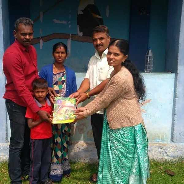 `தான் பணியாற்றும் அரசுப்பள்ளியில் 3 பிள்ளைகளையும் சேர்த்தார்!'- வழிகாட்டியாகத் திகழும் ஆசிரியர்