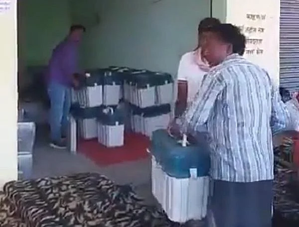 கடைகளுக்கு வந்த வாக்குப்பெட்டி எந்திரங்கள்! - சமூகவலைதளத்தை ஆக்கிரமித்துள்ள வீடியோக்கள்