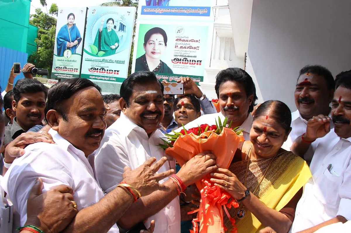 `தாய்க் கழகத்துக்கு வந்தால் சீட் கிடைக்கும்!' - அ.ம.மு.க-வுக்கு வலைவீசும் அ.தி.மு.க