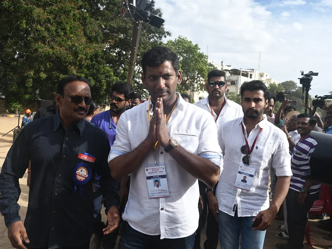 நடிகர் சங்கத் தேர்தலில் வாக்களிக்க வந்த பிரபலங்கள்!