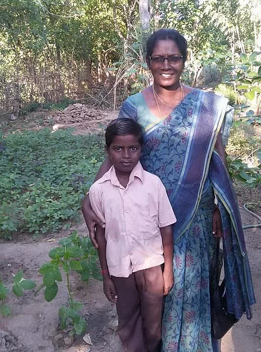 இந்த ஆசிரியை மாணவர்களின் வீட்டுக்குச் சென்று பரிசு அளிப்பது எதற்காகத் தெரியுமா? #CelebrateGovtSchool