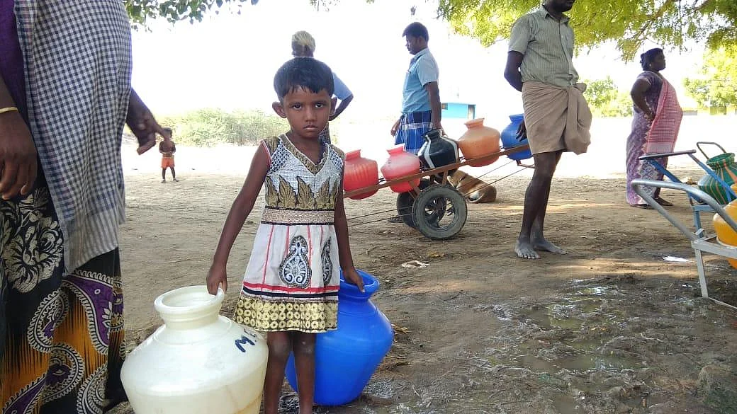 `கதவு எண், குடும்பத் தலைவரின் பெயர்!'- போர்டு வைத்து தண்ணீர் பிடிக்கும் கிராமம்