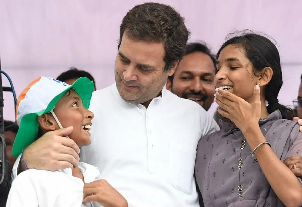 `விஷத்துக்கு எதிராக சண்டையிட்டுக்கொண்டிருக்கிறோம்!' - மோடியைச் சாடிய ராகுல் காந்தி