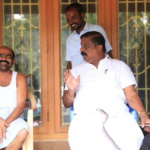 `திடீர்ன்னு வீட்டுக்கு வந்தாங்க; அ.தி.மு.க-வில் சேரப்போவதாகப் பரப்புறாங்க!'- பதறும் பச்சைமால்