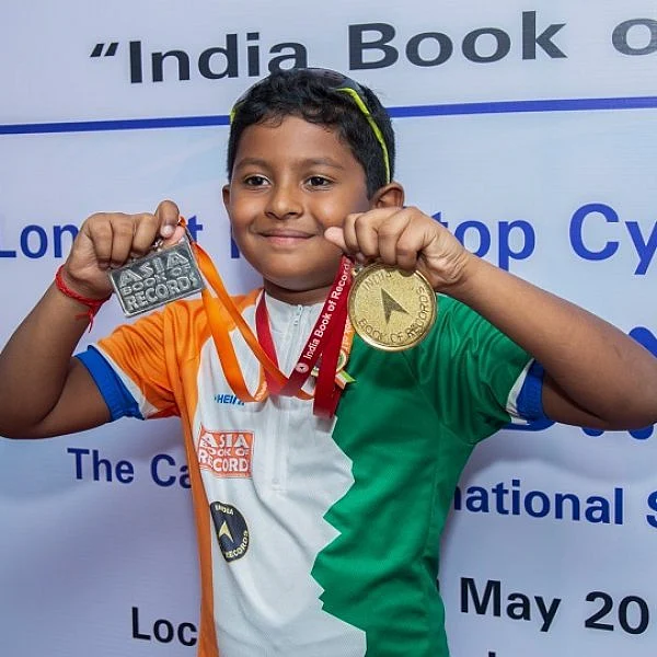`82 கி.மீ தூரம்... 3.40 மணி நேரம்..!'- சைக்கிளிங்கில் உலக சாதனை படைத்த 7 வயது தமிழகச் சிறுவன்
