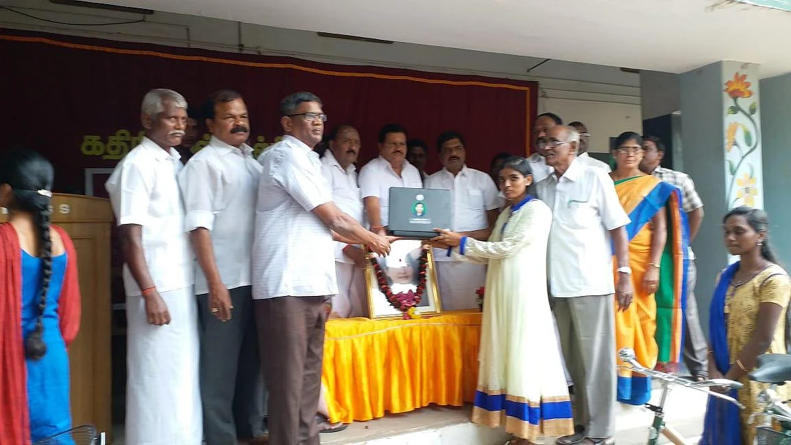 `போட்டோ எடுத்ததும் திரும்பி வாங்கிட்டாங்க!' - கோவை மாணவர்களின் லேப்டாப் புகார்