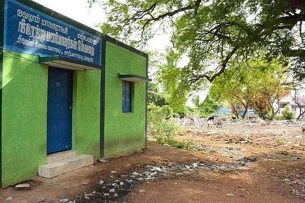 `தண்ணீருக்காகத் தமிழ்நாடே அலையுது.. ஆனா எங்க ஊர்ல!' - வேலூர் அராஜகம்