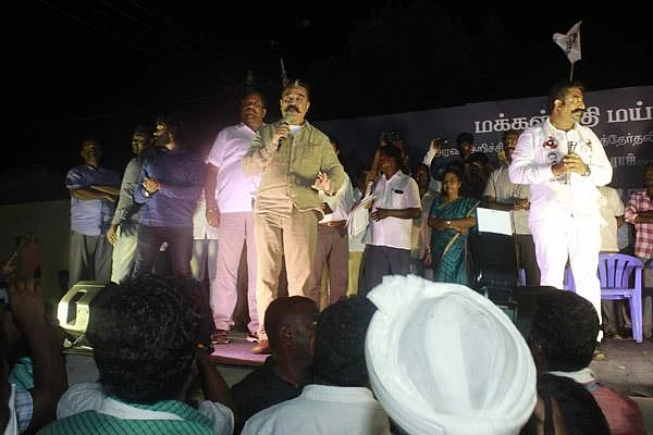 பறந்து வந்த முட்டை, கல்... கணநேரத்தில் தப்பித்த கமல்! - அரவக்குறிச்சி பொதுக்கூட்டத்தில் களேபரம்