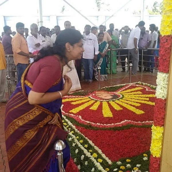 வெற்றிச் சான்றிதழில் விழுந்த மலர்! - கருணாநிதி சமாதியில் கலங்கிய கனிமொழி