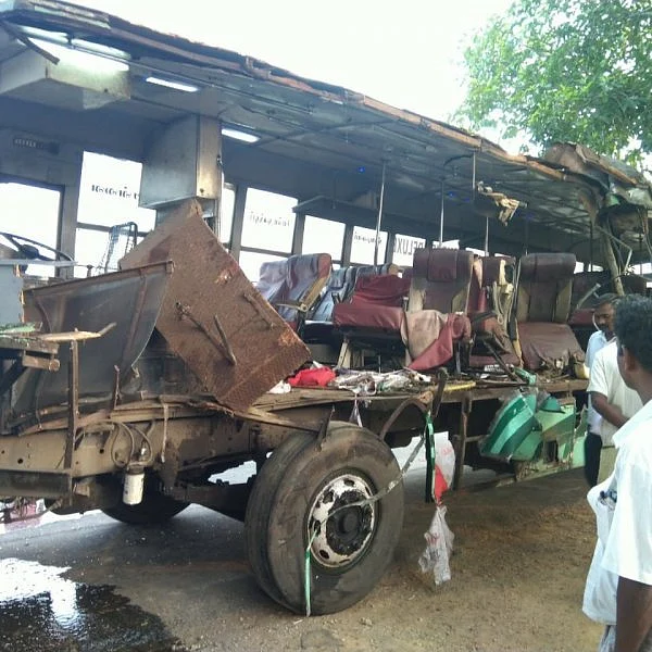 ஒரு நொடியில் கண் அசந்த அரசு பஸ் டிரைவர்!- தூக்கிவீசப்பட்ட தந்தை பலி; தப்பிய மனைவி, மகள்