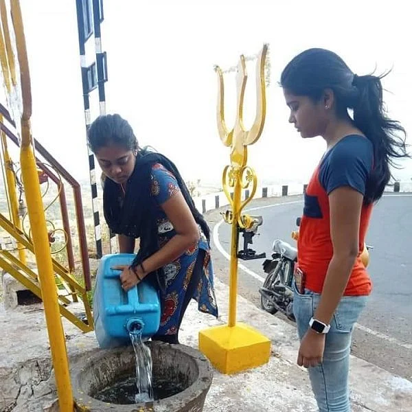 ஏலகிரியில் கோடை வெயிலால் தவிக்கும் குரங்குகள்! - தண்ணீர் அளிக்கும் மாணவிகள்