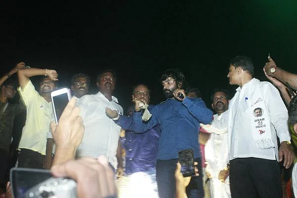பறந்து வந்த முட்டை, கல்... கணநேரத்தில் தப்பித்த கமல்! - அரவக்குறிச்சி பொதுக்கூட்டத்தில் களேபரம்