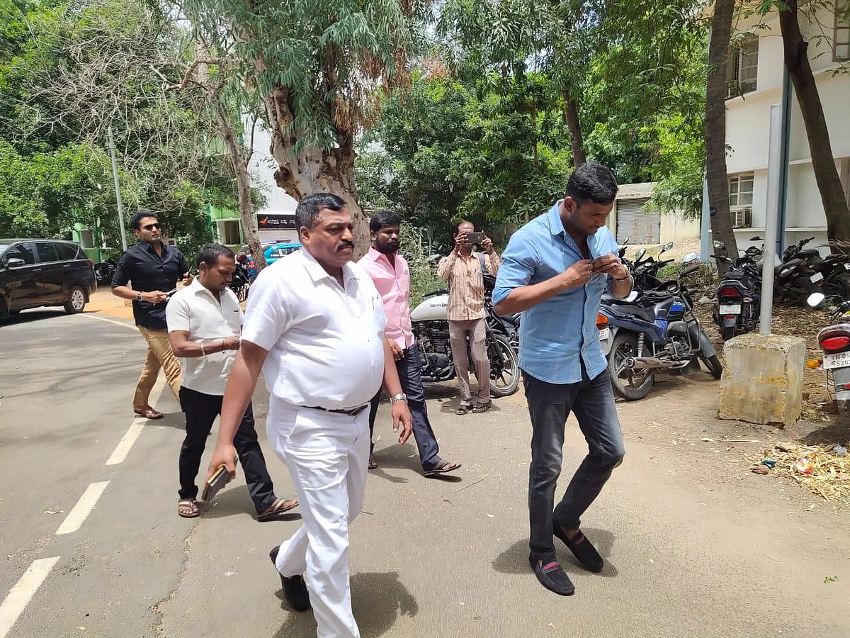 சரத்குமார், ராதாரவி மீது நிலமோசடிப் புகாரில் காஞ்சிபுரம் குற்றப்பிரிவில் விஷால் ஆஜர்!