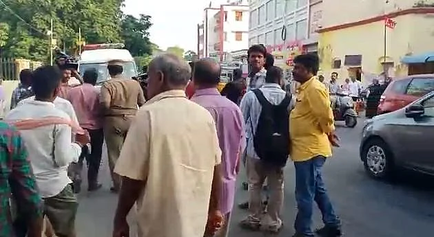 போதையில் காரோடு மல்லுக்கட்டிய அரசு ஊழியர்கள்! - நடுரோட்டில் நடந்த வடிவேலின் தள்ளு...தள்ளு