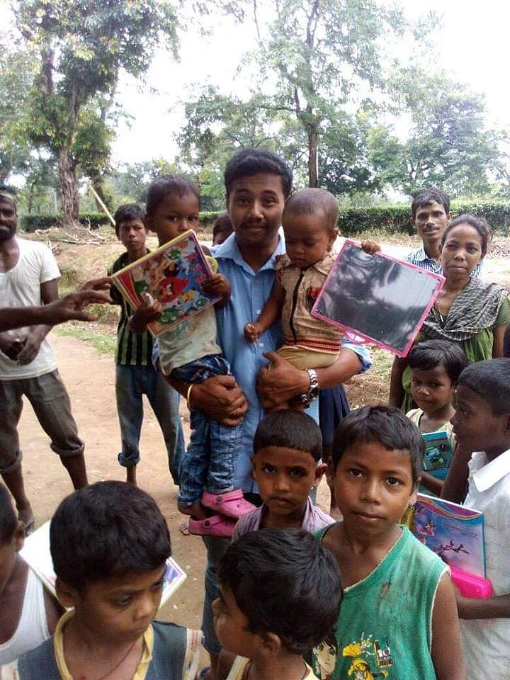 ``கேன்சல் ஆகும் உணவுகள் ஏழைக் குழந்தைகளுக்கு..!” - பாராட்டு மழையில் டெலிவரி பாய்