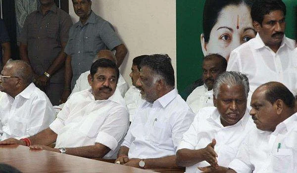 `கையெழுத்திட மறுத்த ஓ.பன்னீர்செல்வம்'- அ.தி.மு.கவின் அமைச்சரவை ஏமாற்றத்துக்குக் காரணம்