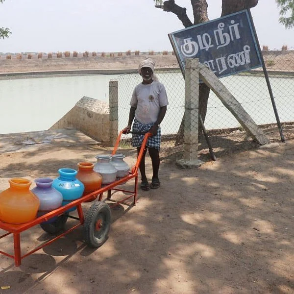 கோடையிலும் நிரம்பித் ததும்பும் ராமநாதபுரம் செவல்பட்டி ஊரணி; வேலியமைத்துப் பாதுகாக்கும் கிராம மக்கள்!