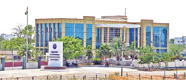 அடிப்படை வசதிகள்கூட இல்லை… புலம்பும் சட்டப் பல்கலைக்கழக மாணவர்கள்!