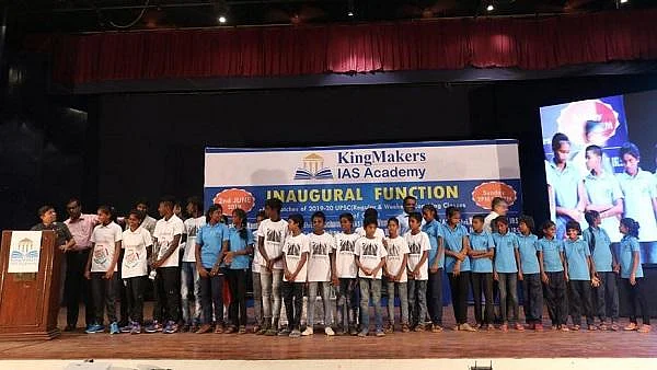 கிரிக்கெட் கிட்; கால்பந்து; ஸ்போர்ட்ஸ் ஷூ - தெருவோர சாதனைச் சிறுவர்களை நெகிழ வைத்த ஐ.ஏ.எஸ் #savestreetchildren