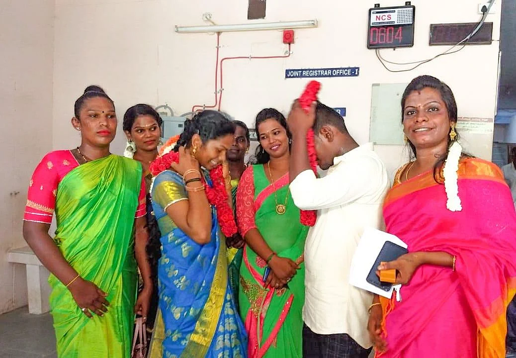 தமிழகத்திலேயே முதல்முறையாக ஆண் - திருநங்கை திருமணத்துக்குப் பதிவுச் சான்றிதழ்!