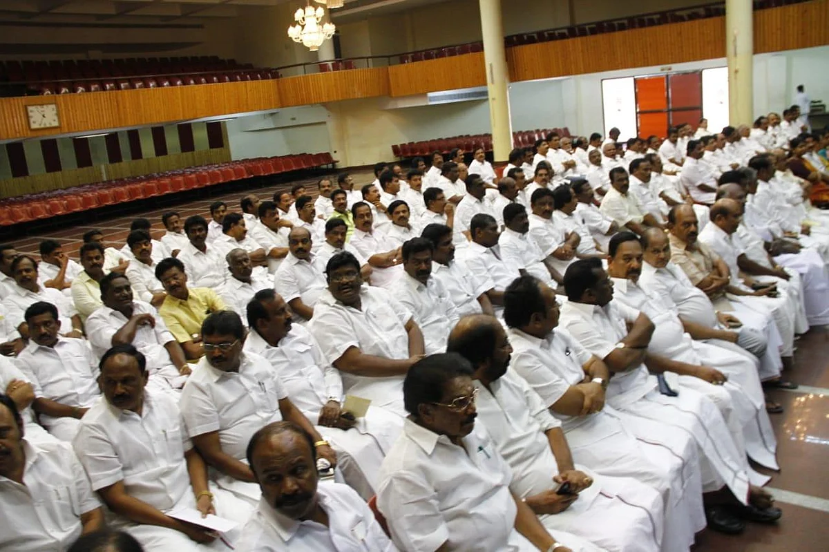`இரண்டாண்டுகள் விட்டுப்பிடிப்போம்!’ - ஆட்சிக் கவிழ்ப்பு குறித்து தி.மு.க மனநிலை