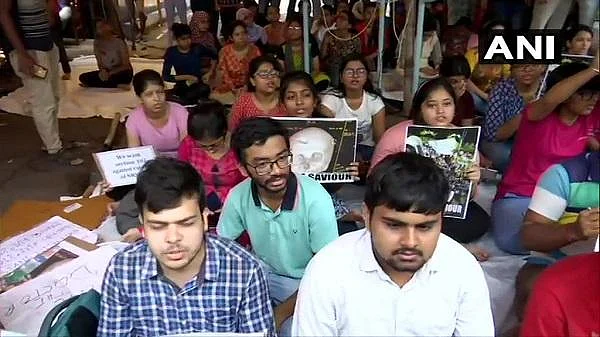 `டிராக்டரில் வந்த 200 பேர்; ஸ்தம்பிக்கும் மருத்துவமனைகள்' - மேற்குவங்கத்தில் என்ன நடக்கிறது? #doctorsstrike