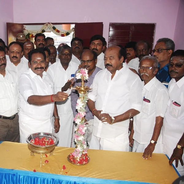 `முதல்வர் பேசட்டும்!' - இந்தித் திணிப்பு கேள்வியால் நழுவிய செல்லூர் ராஜு