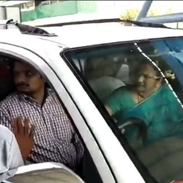 ‘ஸ்டிக்கருக்கெல்லாம் இலவசம் கிடையாது மேடம்’ - அமைச்சரின் மனைவியை வெளுத்து வாங்கிய சுங்கச்சாவடி ஊழியர்
