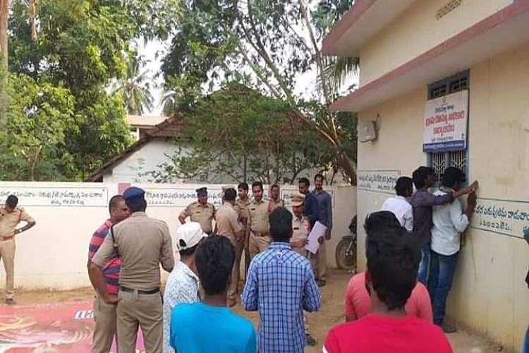 `மாம்பழத்தைச் சாப்பிட்டதுக்கு தூக்குல தொங்கவிட்டுட்டாங்க!'- பட்டியலின வாலிபருக்கு நிகழ்ந்த சோகம்