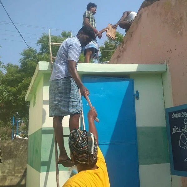 `கூரைகள் ஓட்டை; மழை வந்தால் கஷ்டம்தான்: விருதுநகர் அரசுப் பள்ளியின் 2 ஆண்டு அவலத்தை சரி செய்த இளைஞர்கள்