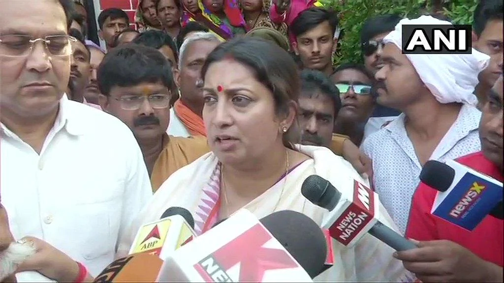 சுட்டுக்கொல்லப்பட்ட உதவியாளரின் உடலை தோளில் சுமந்த ஸ்மிருதி இரானி!