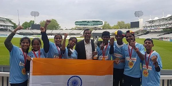 கிரிக்கெட் கிட்; கால்பந்து; ஸ்போர்ட்ஸ் ஷூ - தெருவோர சாதனைச் சிறுவர்களை நெகிழ வைத்த ஐ.ஏ.எஸ் #savestreetchildren